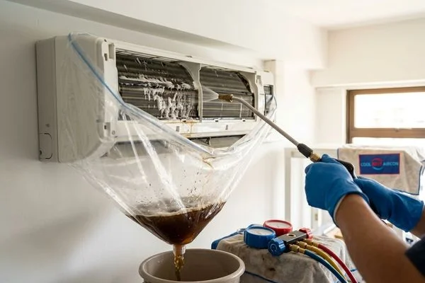 Chemical wash bag collecting contaminated water from aircon unit